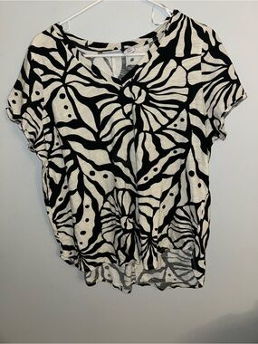 Nicole by Nicole Miller Black & White Abstract Floral Short Sleeve Top